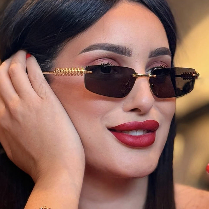 Damen quadratische Sonnenbrille mit filigranem Rahmen und luxuriösen Akzenten Karnz