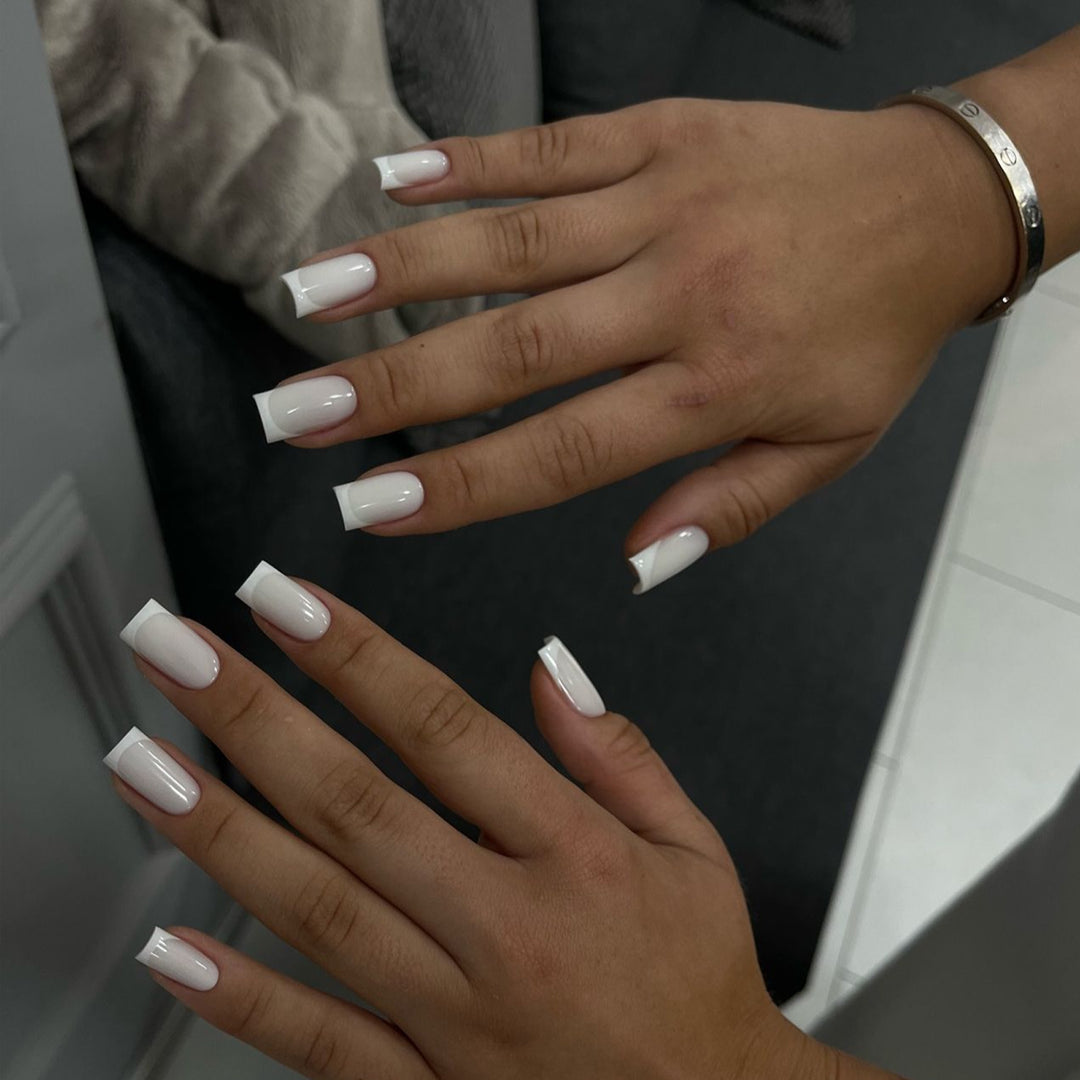 Elegante Stiletto Press-On Nagelkunst mit Strass-Akzenten Karnz