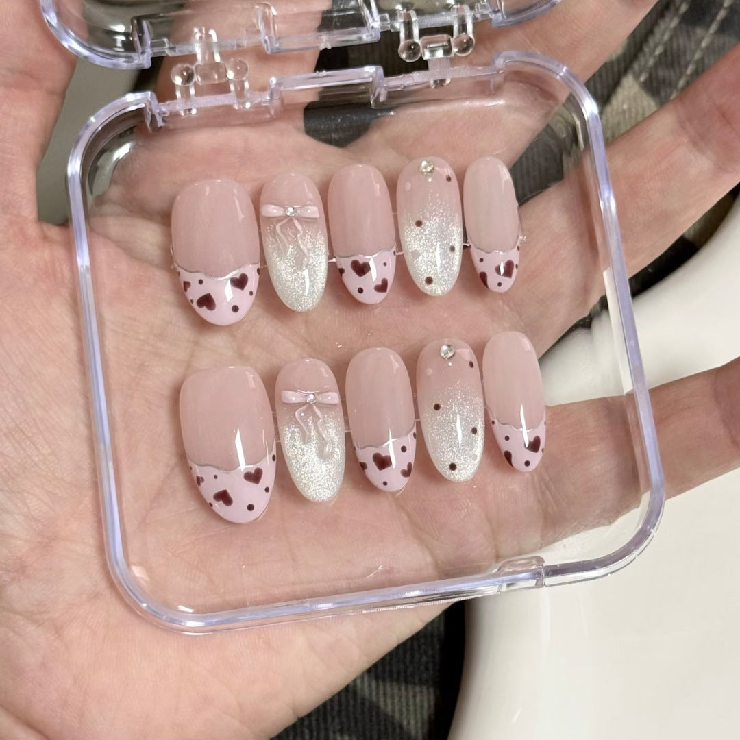 Elegantes Herz-verziertes Press-On-Nagelkunst-Set