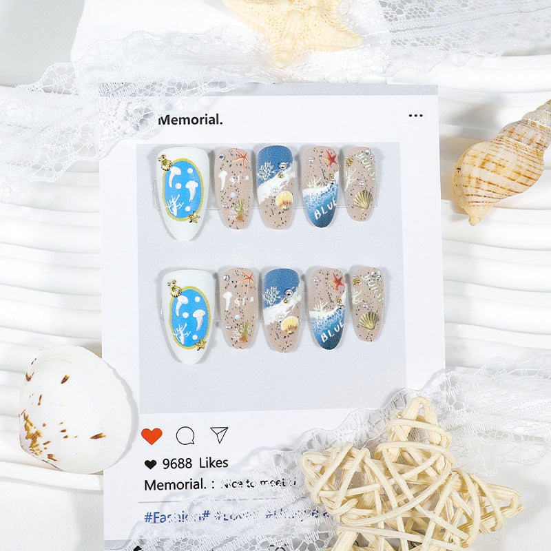 Kunstnagelset mit maritimen Designs und eleganten Verzierungen Karnz