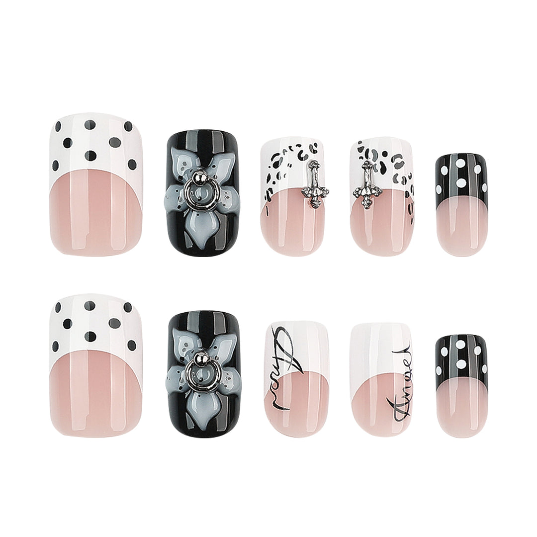 Kunstvolle Nagelverlängerungen mit elegantem Schwarz-Weiß Design Karnz