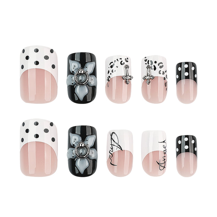 Kunstvolle Nagelverlängerungen mit elegantem Schwarz-Weiß Design Karnz