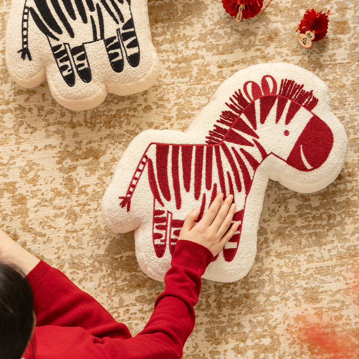 Kuschelkissen in Zebraform mit extraweichem Plüschbezug Karnz