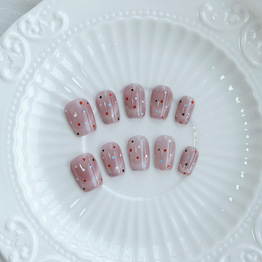Künstlerisches Press-On-Nagelset mit verspielten Punkten