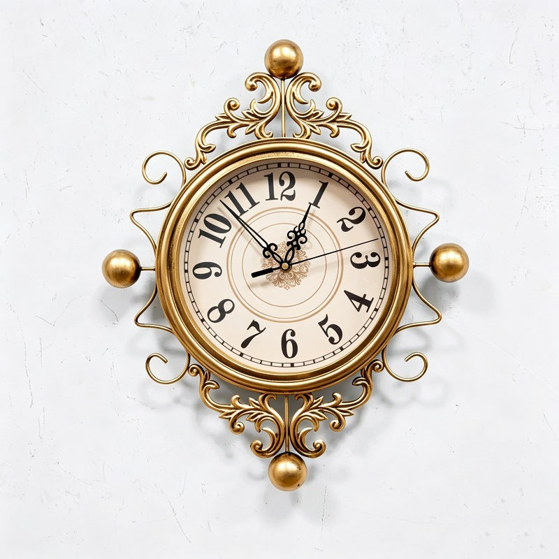 Vintage Dekorative Wanduhr mit Ornamentalem Design Karnz