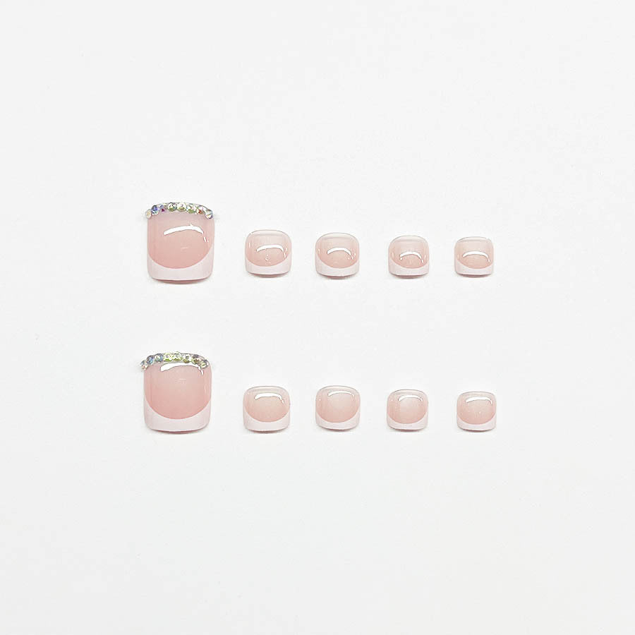 Fußnagelkunstset mit elegantem französischen Design und funkelnden Akzenten Karnz