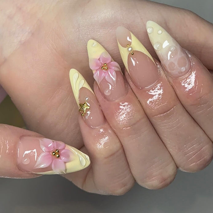 Künstlerisches Press-On Nagelset mit floralem Design Karnz