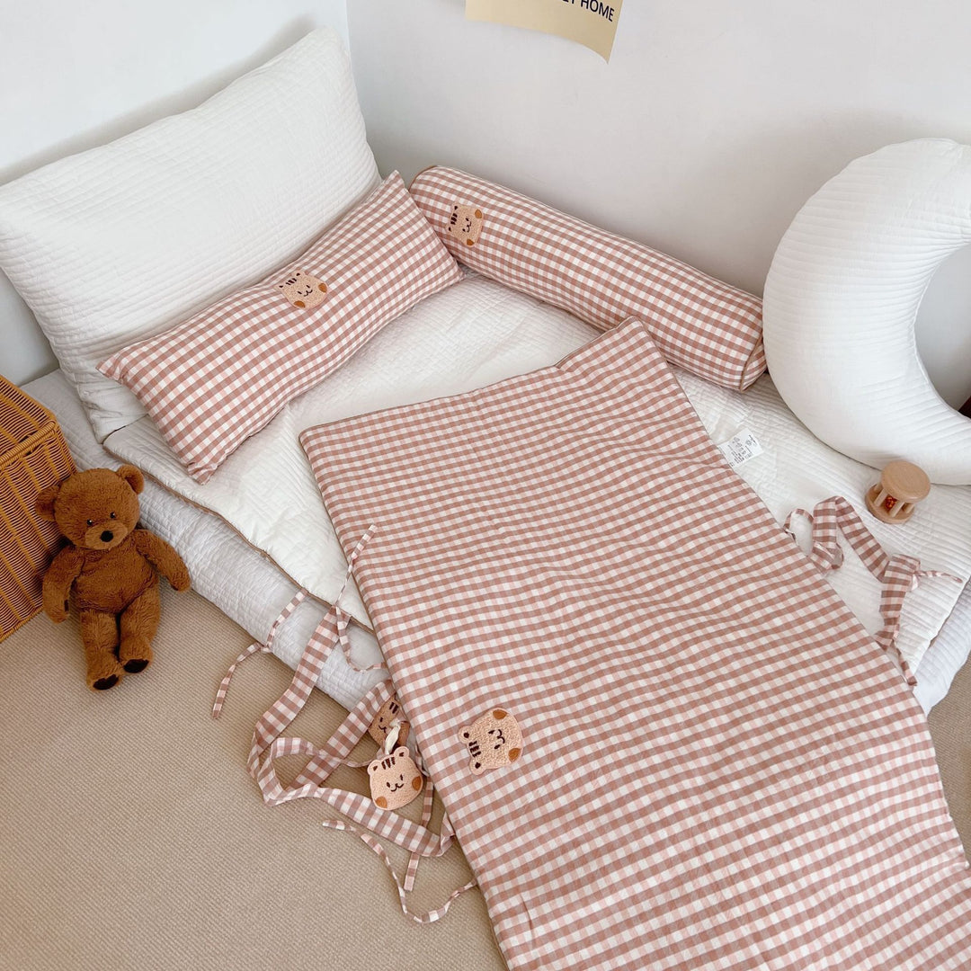 Kinderbett-Nestchen-Set mit Vichy-Karo, gestepptem Matratzenschoner und länglicher Kuschelrolle