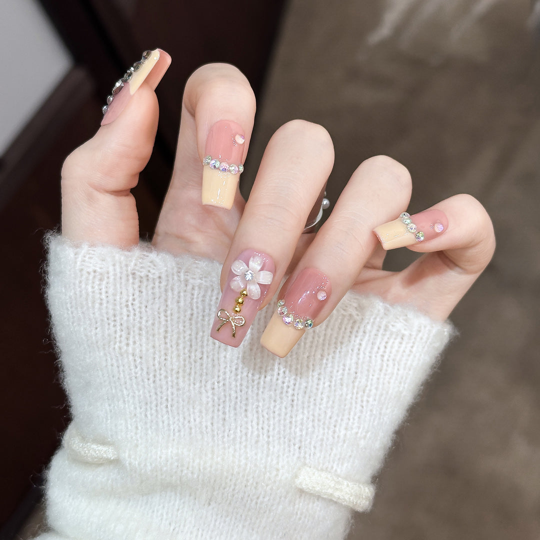 Dekorative Nagelkunst Tipps mit Strassakzenten