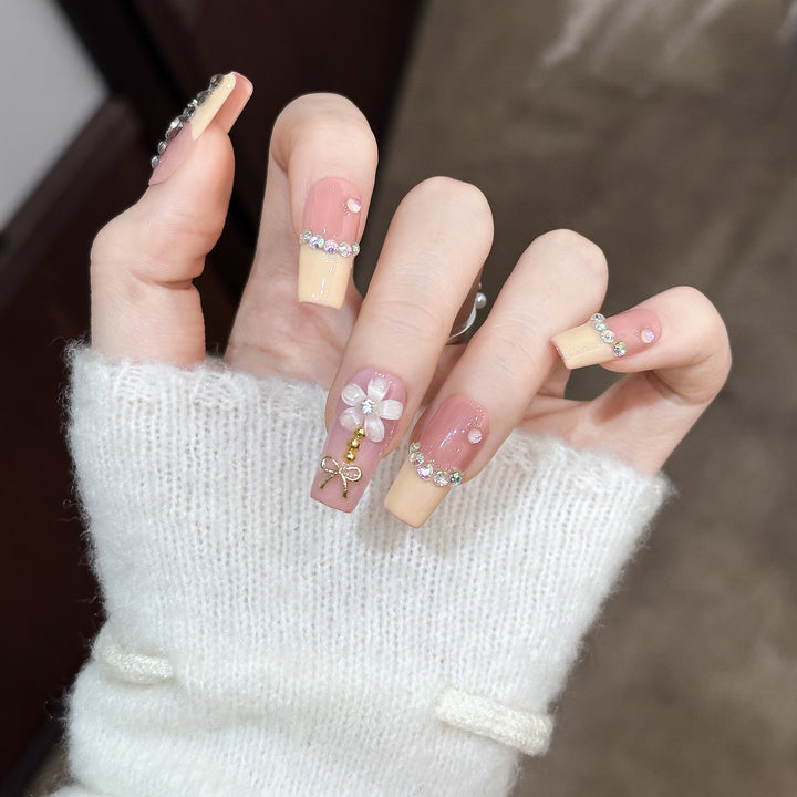 Dekorative Nagelkunst Tipps mit Strassakzenten