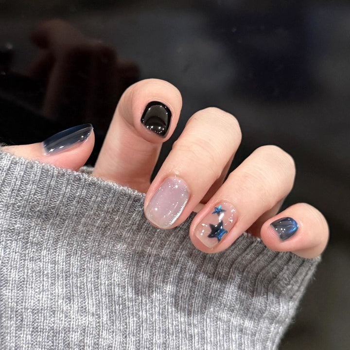 Kunstnägel mit Elegantem Sternendesign und Schimmernden Effekten Karnz