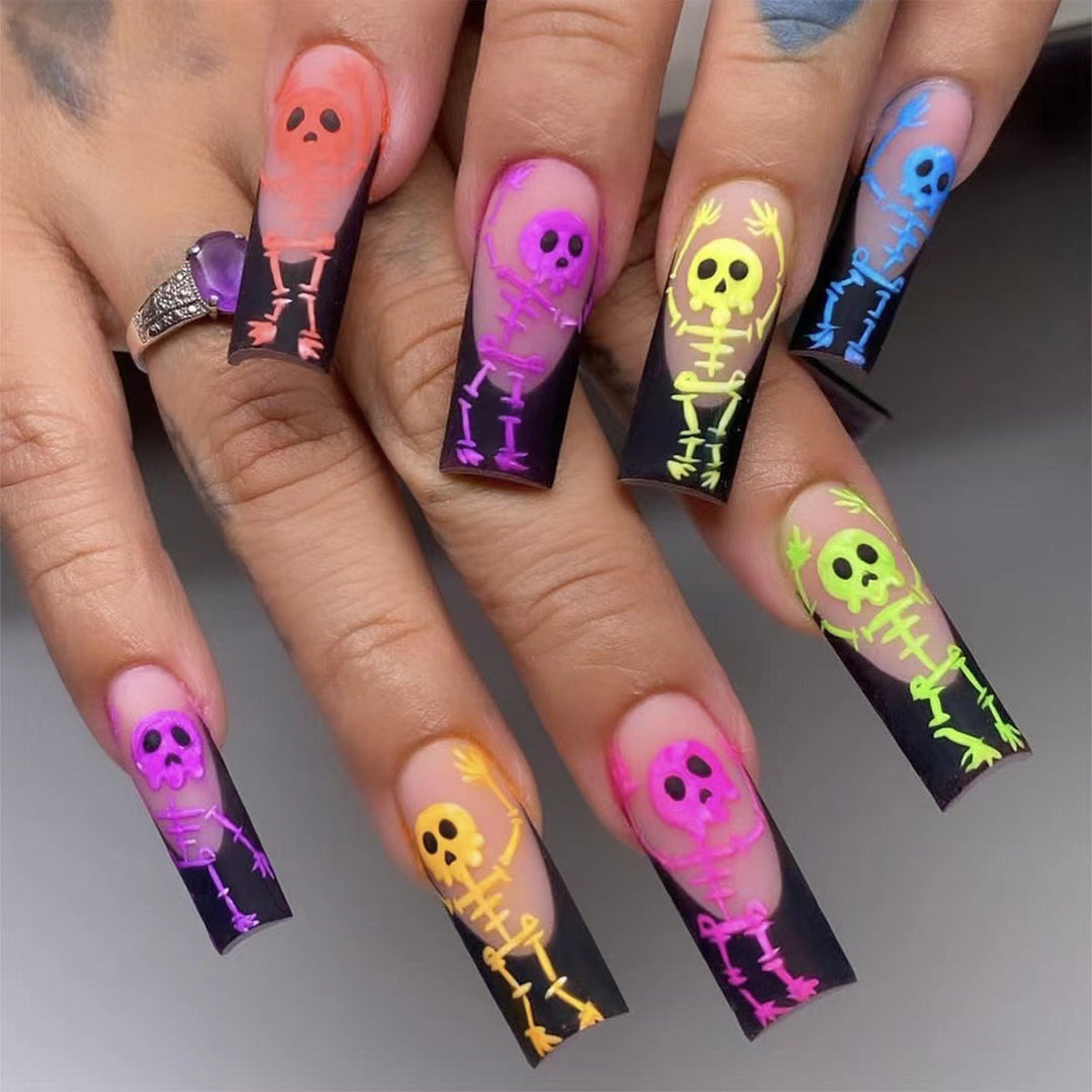 Kreatives Halloween Kunstnagelset mit Skelettherzen und leuchtenden Akzenten Karnz