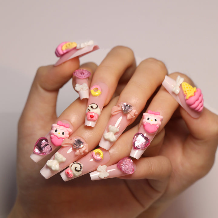 Kunstvolle Nagelverlängerungen mit 3D Dessert-Motiv Karnz