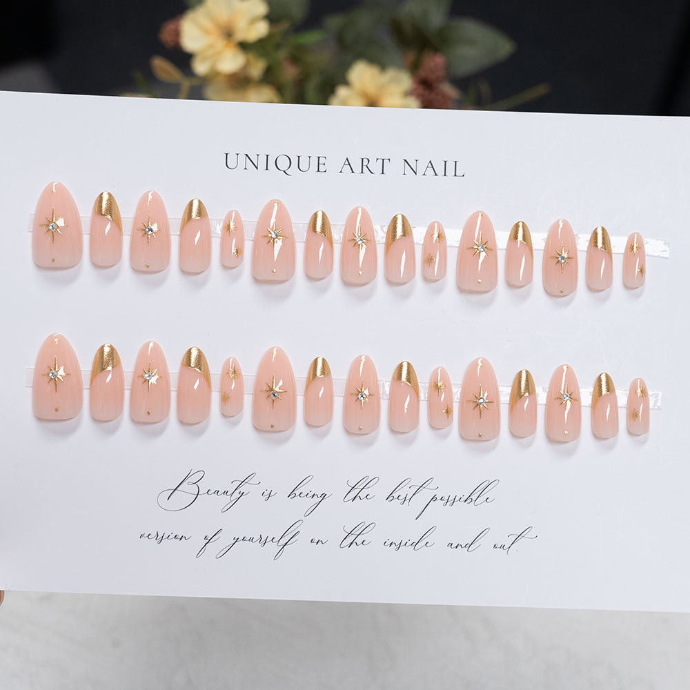 Elegante von Sternen akzentuierte Press-On Nagelkunst