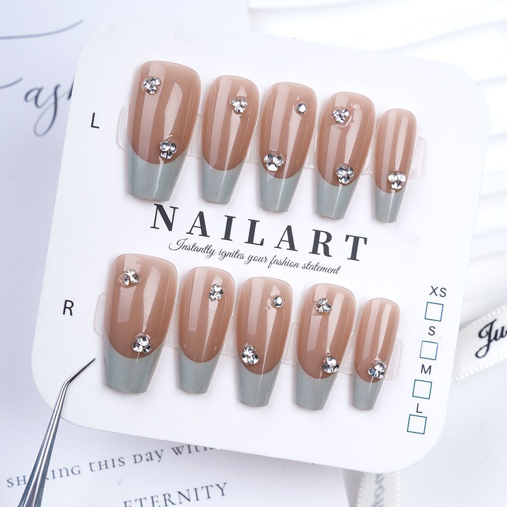 Kreatives thematisches Press-On-Nagelset Karnz