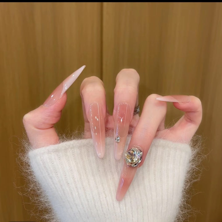 Dekorative Stiletto-Nagelerweiterungen
