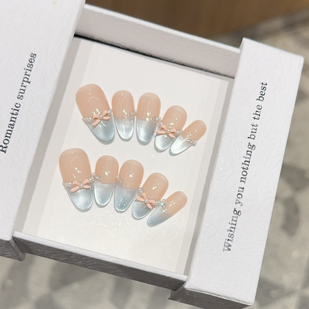 Kunstnagelset mit Romantischen Schleifen- und Glitzerakzenten Karnz
