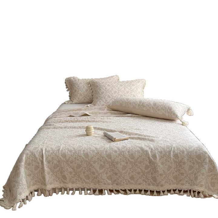 Gestepptes Tagesdecke-Set aus Baumwoll‑Leinen mit floraler Jacquardwebung, Quasten und Zierkissen