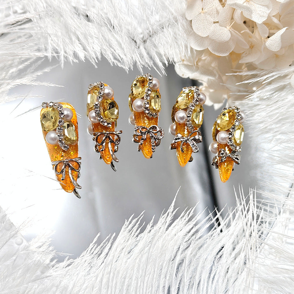Glamouröse Nagelkunst mit Kristall- und Perlenakzenten Karnz