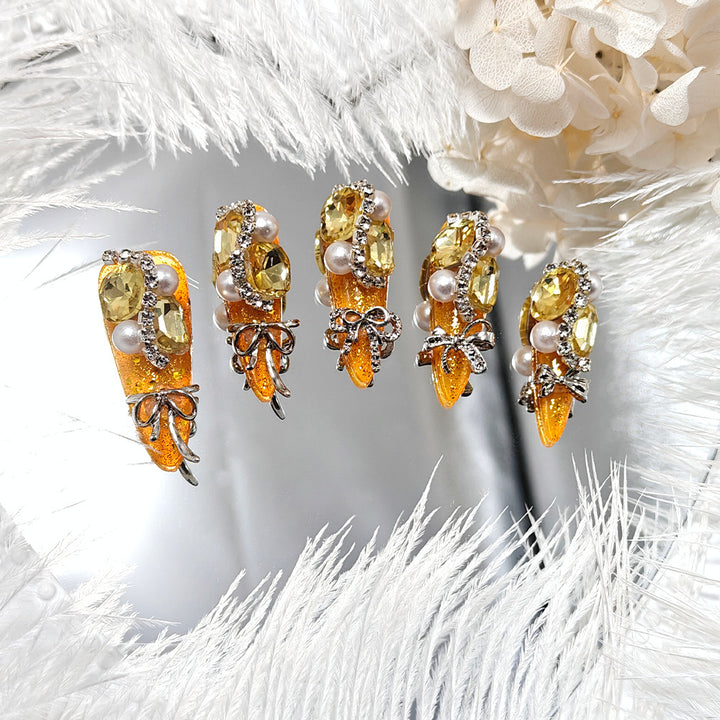 Glamouröse Nagelkunst mit Kristall- und Perlenakzenten Karnz