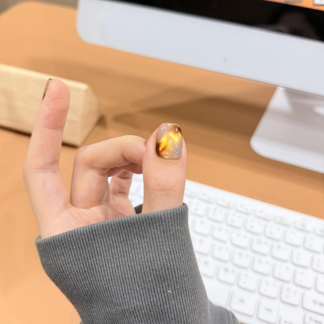 Kunstnägel mit Edlem Metallic-Design Karnz