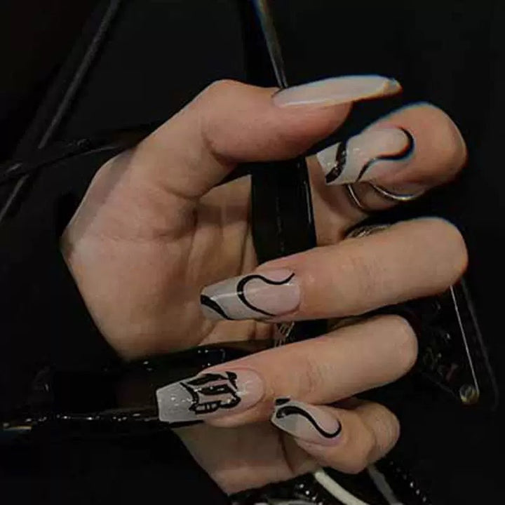Kunstnagelset mit elegantem Design und kreativen Akzenten Karnz