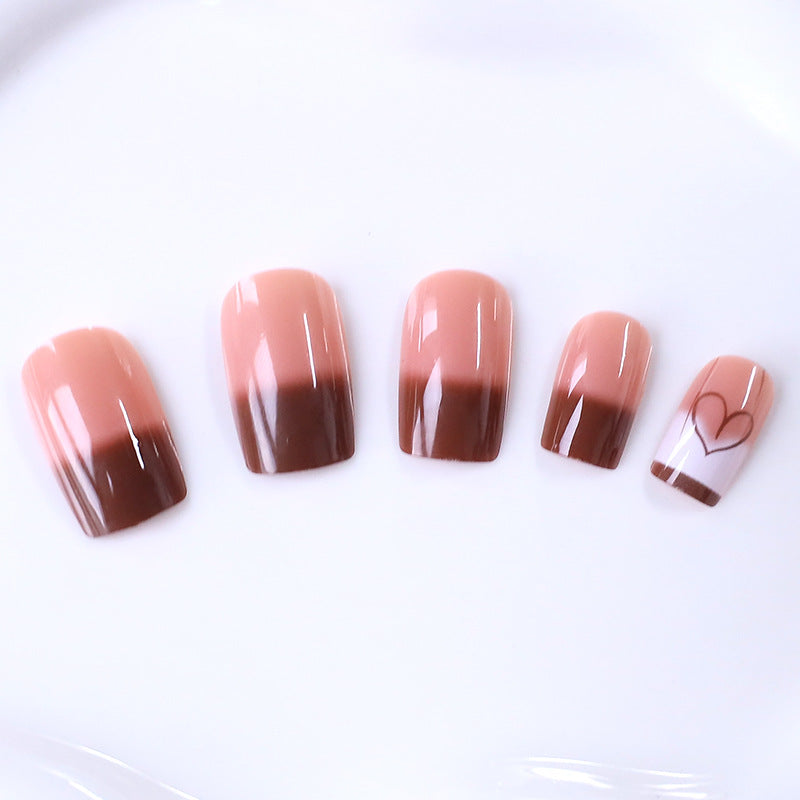 Künstlerisches Herz-verziertes Nageldesign Karnz