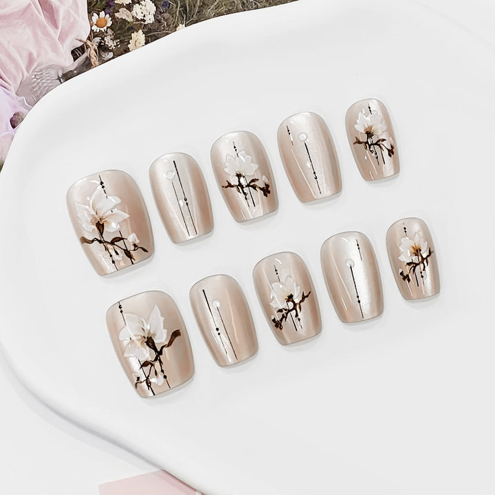 Kunstvolle und elegante Nagelspitzen Karnz