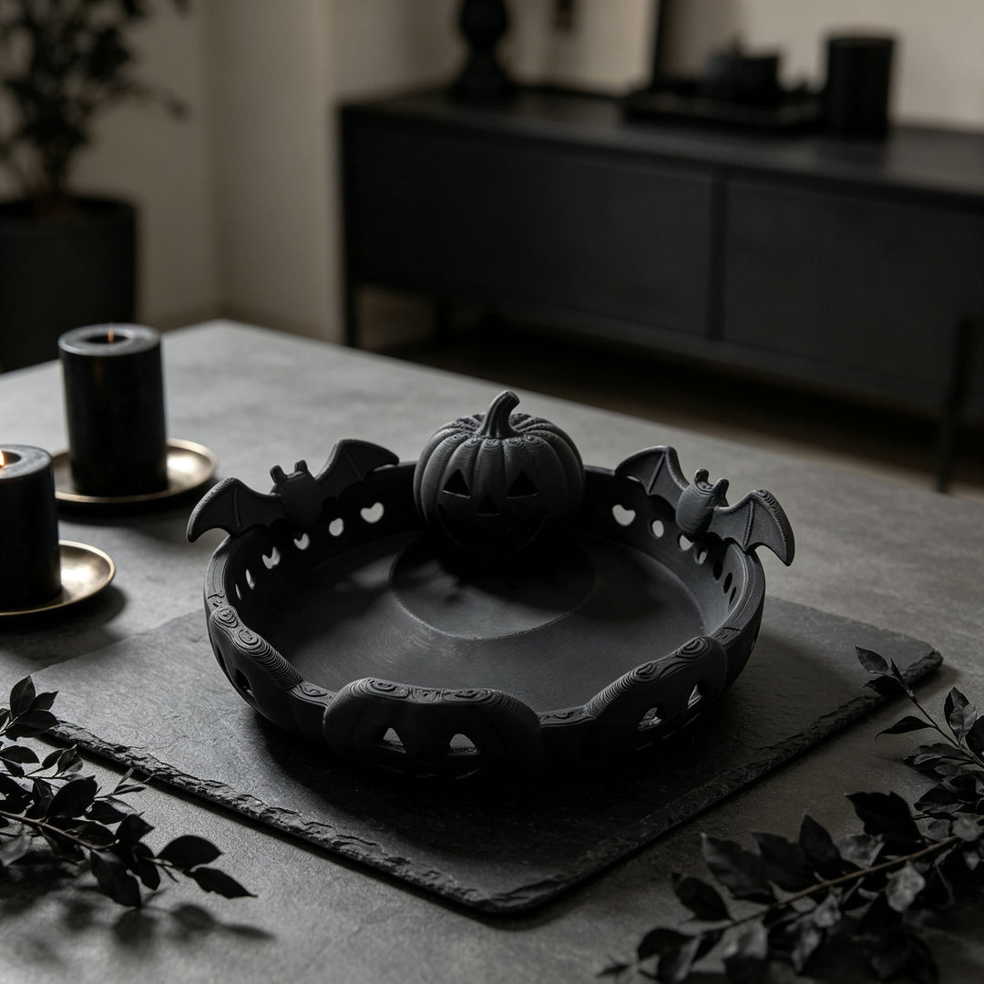 Halloween-Dekoschale mit geschnitztem Kürbis und Fledermaus-Applikation