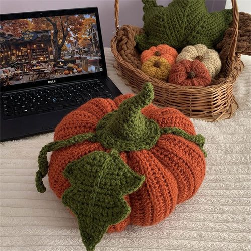 Handgehäkeltes Dekokissen in Kürbisform mit Blatt- und Rankenapplikation