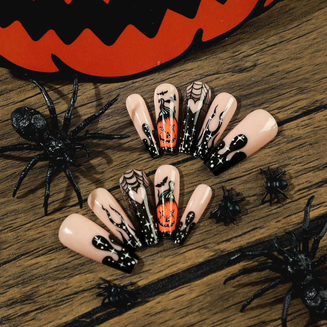 Kunstvolle Halloween-Nägel mit gruseligen Motiven Karnz