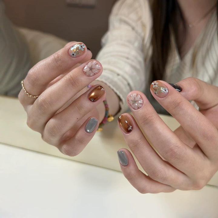 Künstlerisches Press-On Nagelset mit 3D Blütenakzenten