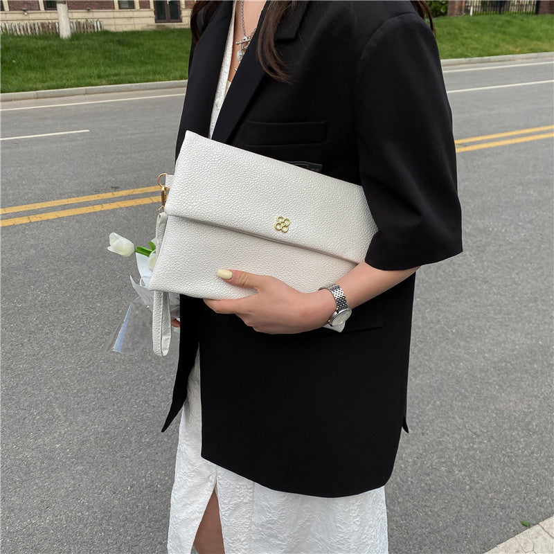 Elegante Texturierte Handgelenk-Clutch Karnz