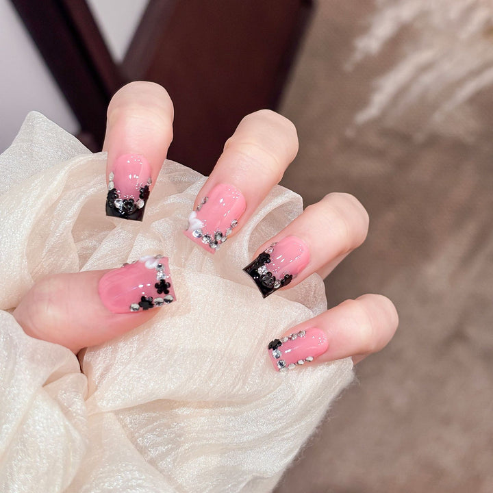 Dekorative Glam Nagelspitzen