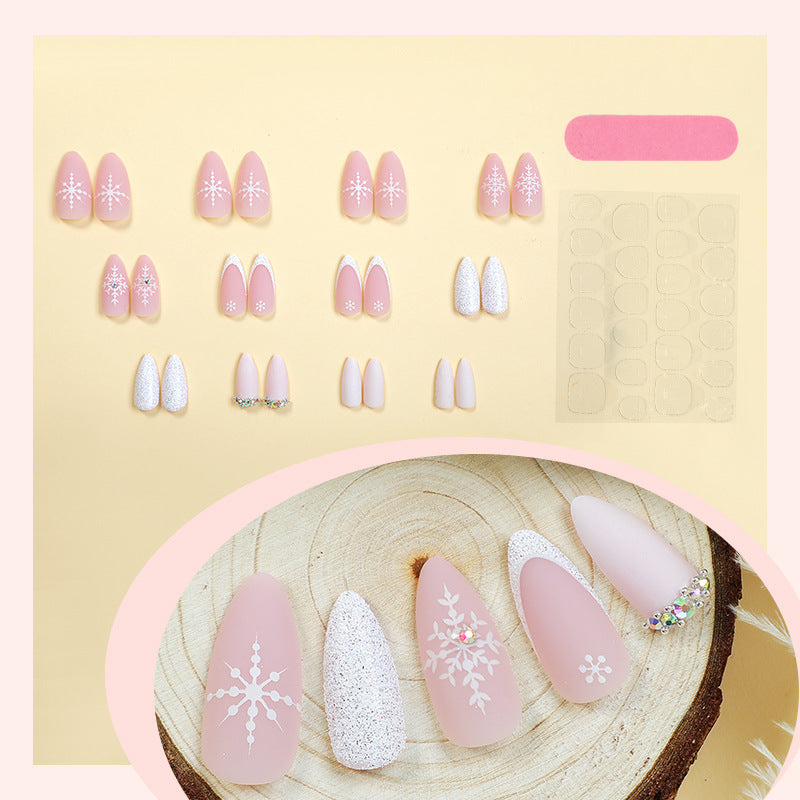 Kunstnagelset mit winterlichen Schneeflocken-Design Karnz