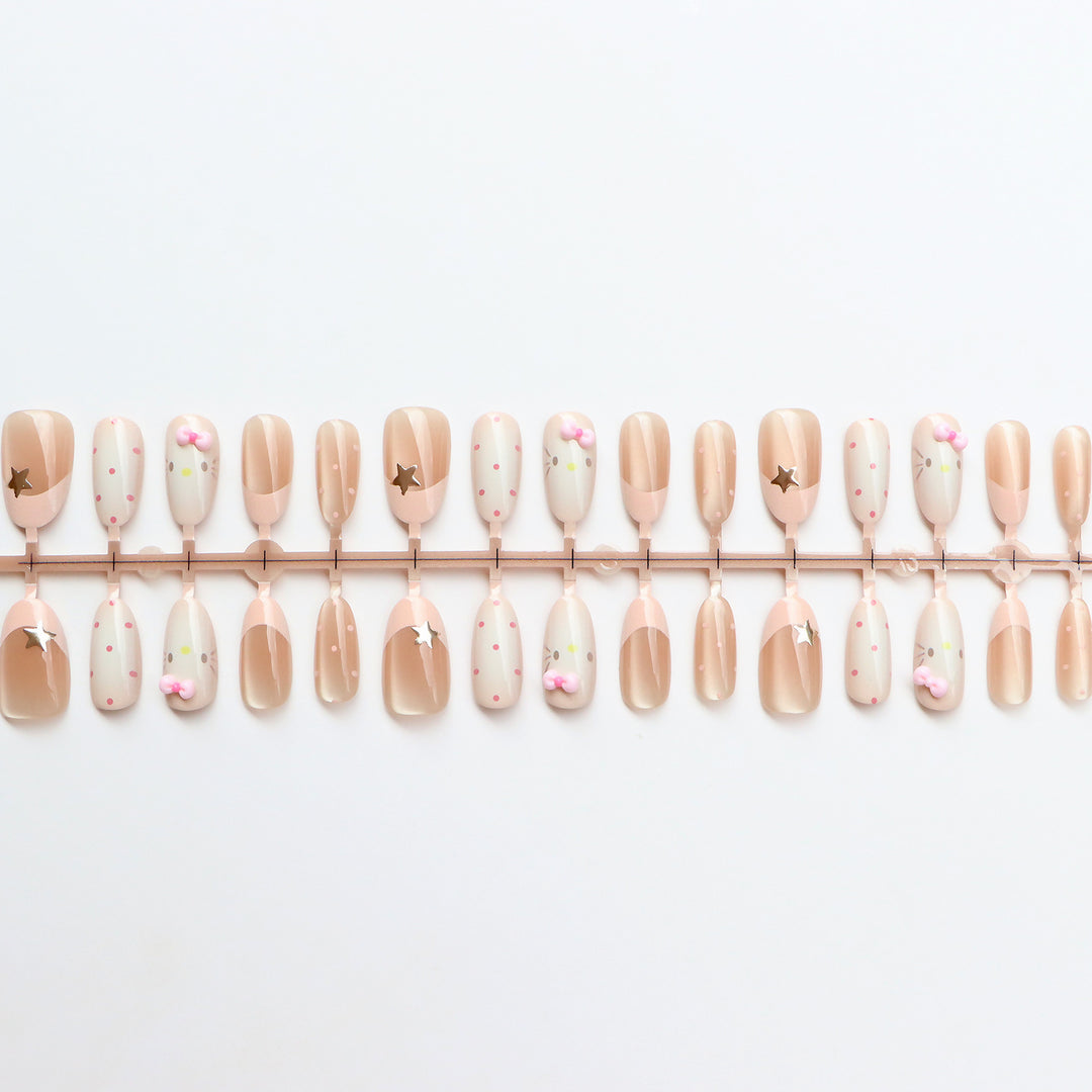 Elegantes Minimalistisches Press-On Nagelset Karnz