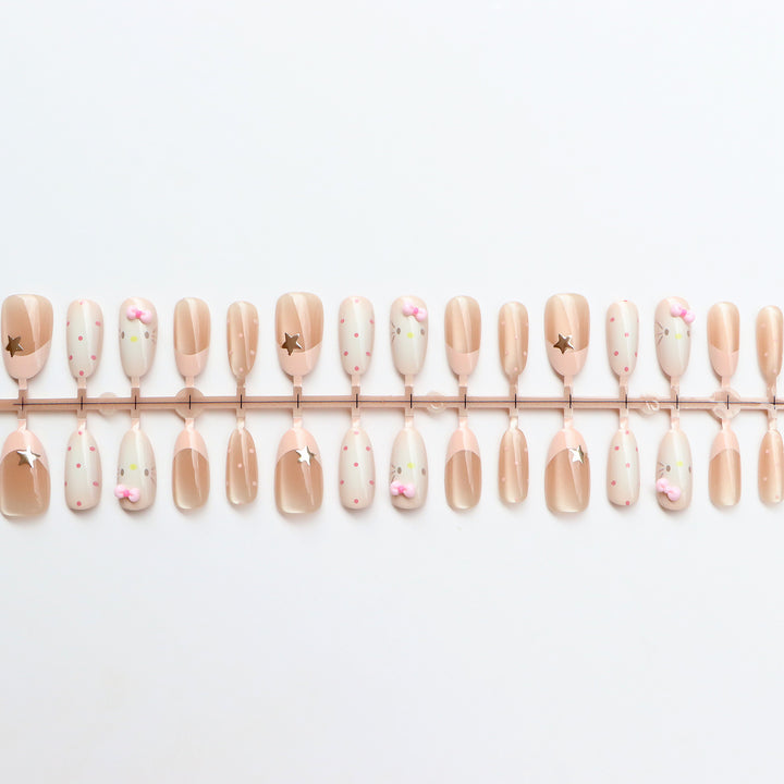 Elegantes Minimalistisches Press-On Nagelset Karnz