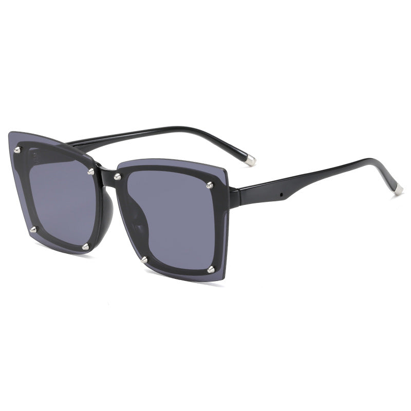 Damen statement Sonnenbrille mit stilvollem quadratischen Rahmen und modischen Akzenten Karnz