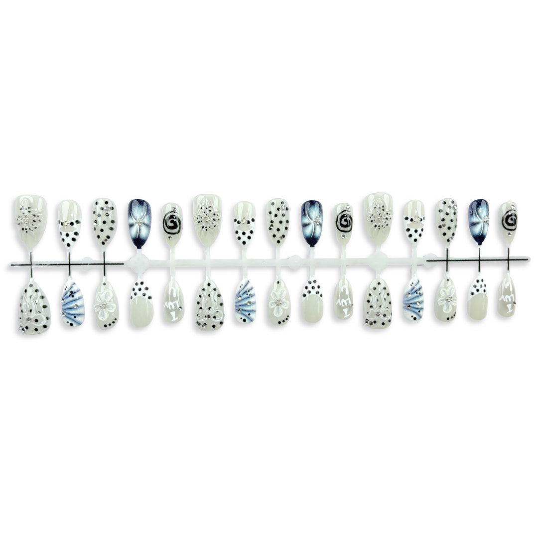 Elegantes Press-On-Nagelkunst-Set mit floralen und Schmuckdesigns