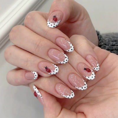 Kreative Nagelkunst mit Marienkäfer-Design Karnz