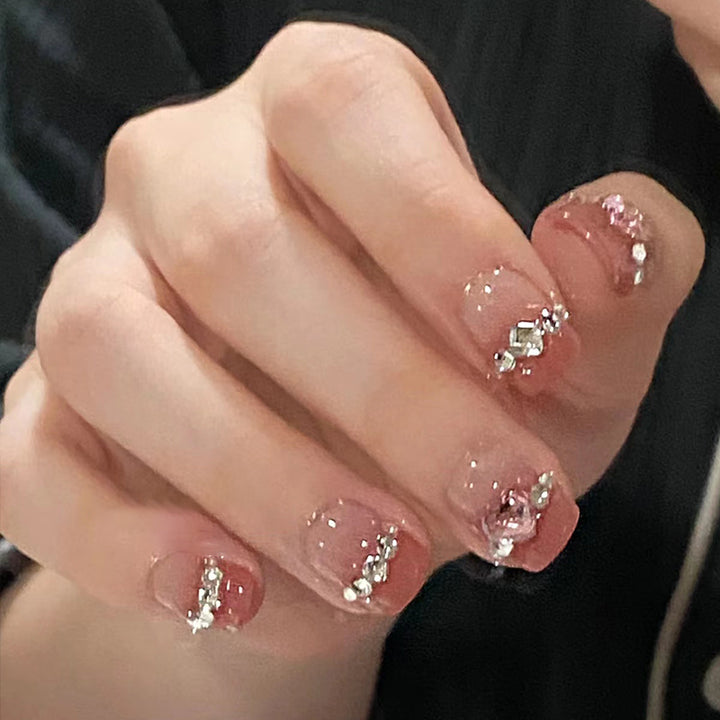 Glamouröse Nail Art mit Strass-Details Karnz