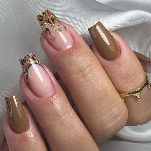 Glamouröse Akrylnägel mit Glitzer- und Leopardenmotiven Karnz