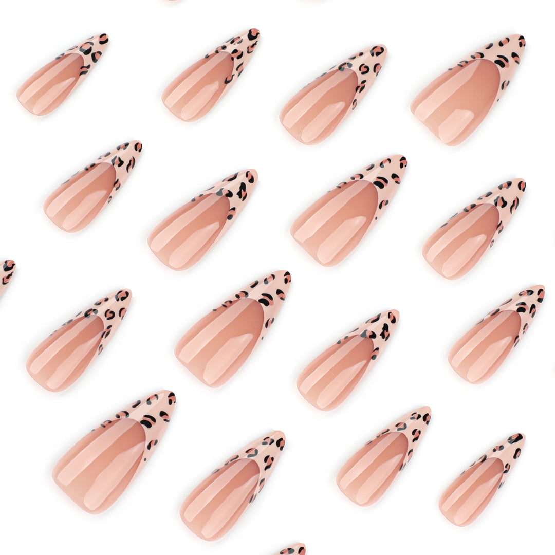 Kunstvolle Stiletto-Nägel mit Tiermuster Karnz