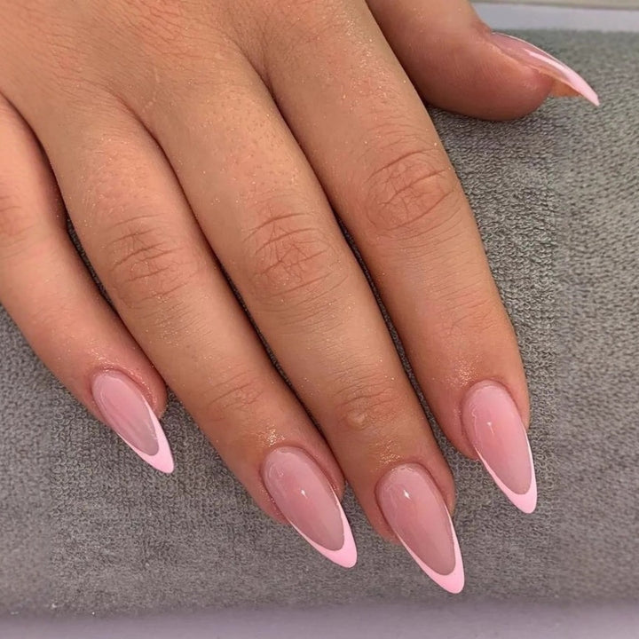 Elegante und Stilvolle French-Design Nagelkunst Karnz