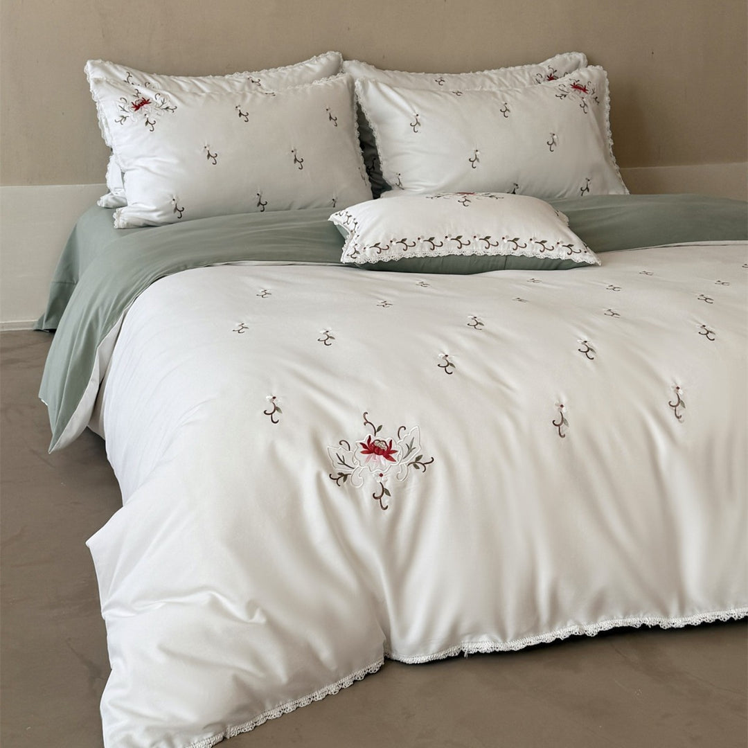 Botanisch bestickter Baumwollsatin Bettbezug mit gewelltem Spitzenrand