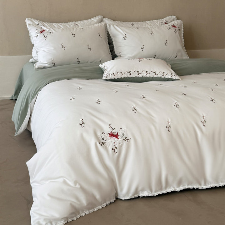 Botanisch bestickter Baumwollsatin Bettbezug mit gewelltem Spitzenrand