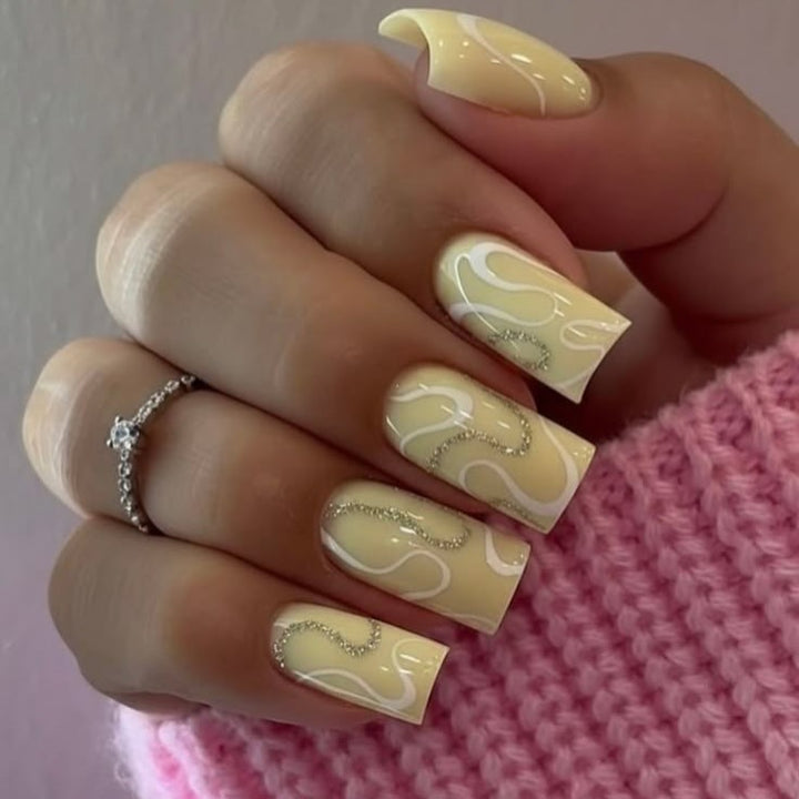 Kunstnagelset mit eleganten 3D-Verzierungen Karnz