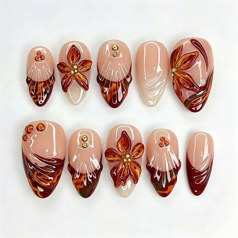 Kunstvolle Nageltips mit floralen Details Karnz