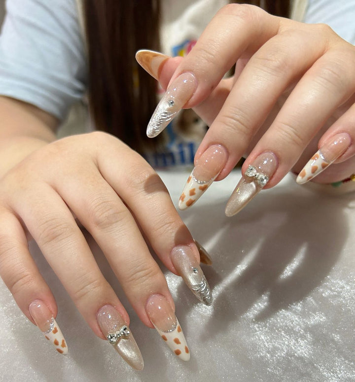 Künstlerisches Herzmuster Nagelkunstverlängerungen Karnz