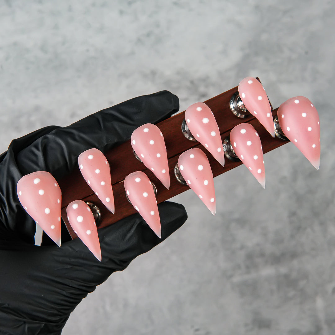Elegante Stiletto Press-On Nägel mit Punkten Design